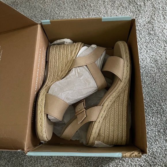 Elegant Beige Wedge Sandals - Picture 13 of 13